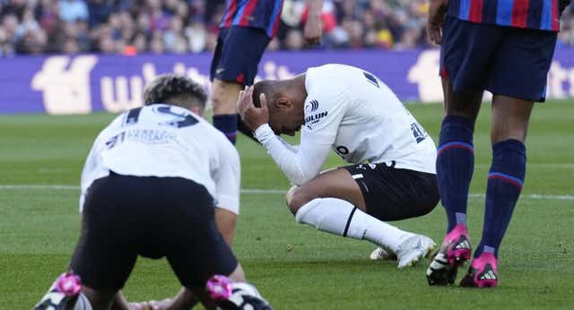 El Valencia está harto de la disparidad de criterio arbitral, con el ejemplo de Barcelona y Real Madrid