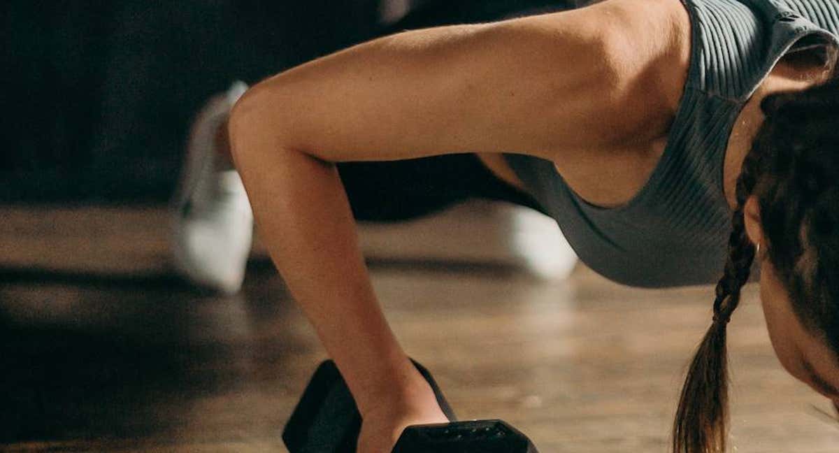Una mujer practica gimnasia. /Pexels