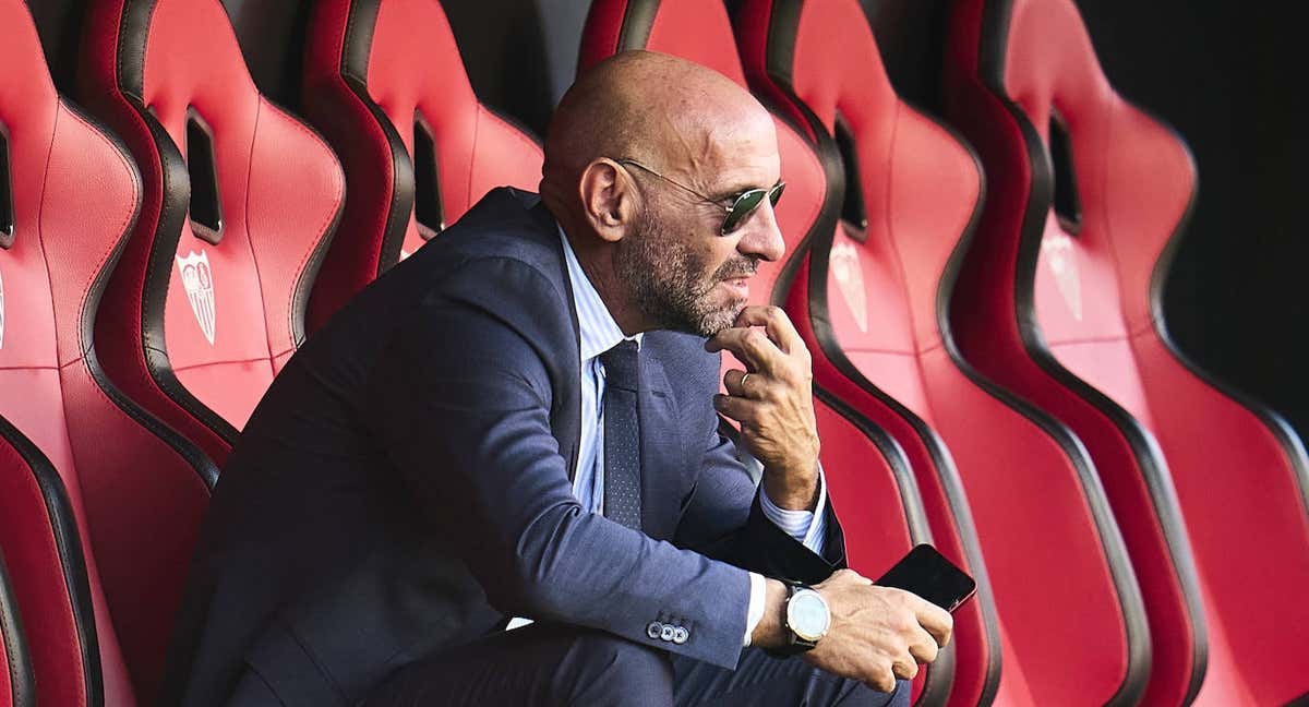 Monchi, observa el calentamiento desde el banquillo.