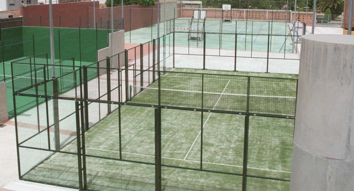 Pista de pádel con arena./Juan Leal