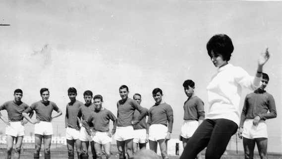 Amelia del Castillo da patadas a un balón, década de los 60./ Amelia del Castillo
