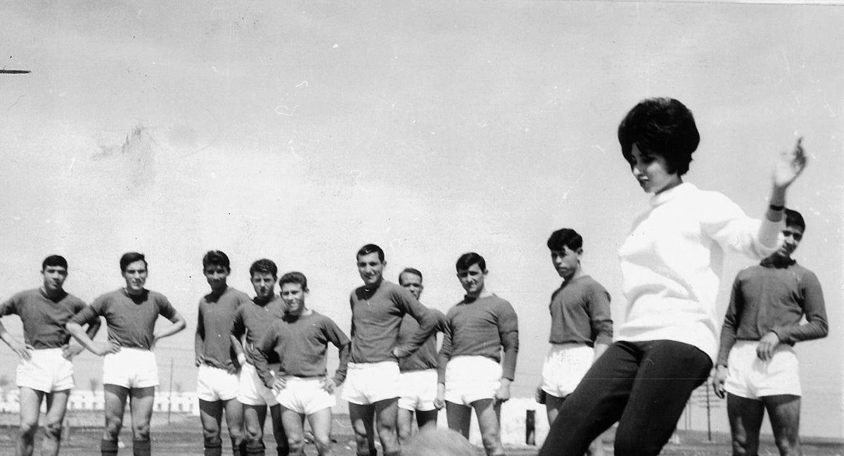 Amelia del Castillo da patadas a un balón, década de los 60.