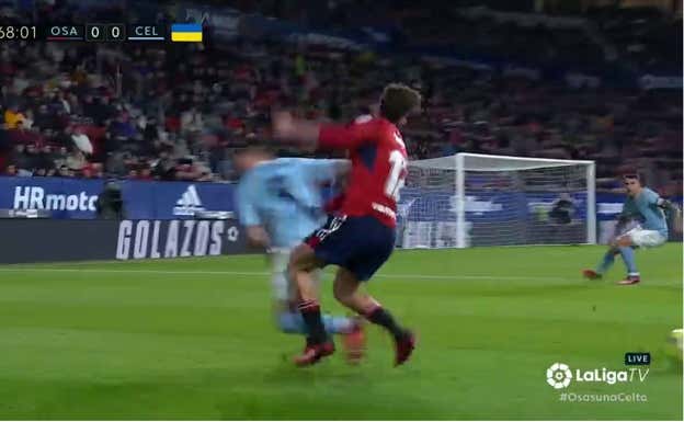 Abde regatea al futbolista del Celta.
