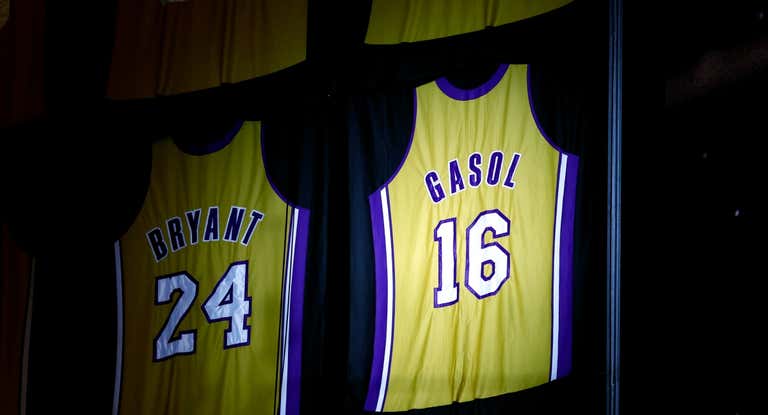 El '16' de Pau Gasol en lo alto del pabellón de los Lakers.