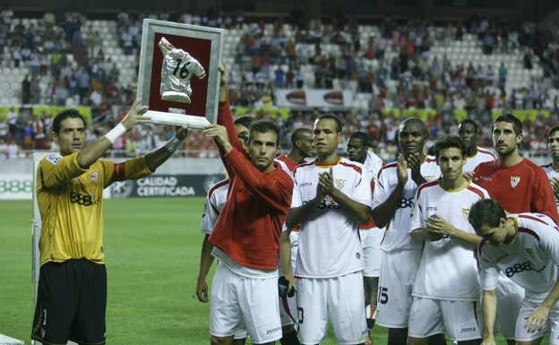 La plantilla del Sevilla homenajeando a Puerta en la previa de un partido  EFE.