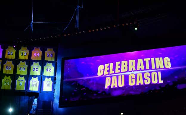 La camiseta de Pau Gasol en lo alto del pabellón de los Lakers. AFP