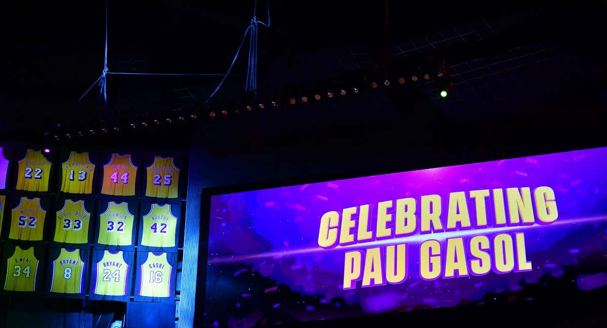 La imagen de la camiseta de Pau Gasol en la ceremonia de su retirada./Reuters