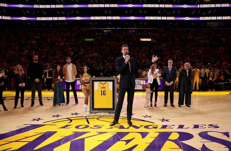 Pau Gasol es leyenda: su 16 ya cuelga en el pabellón de los Lakers