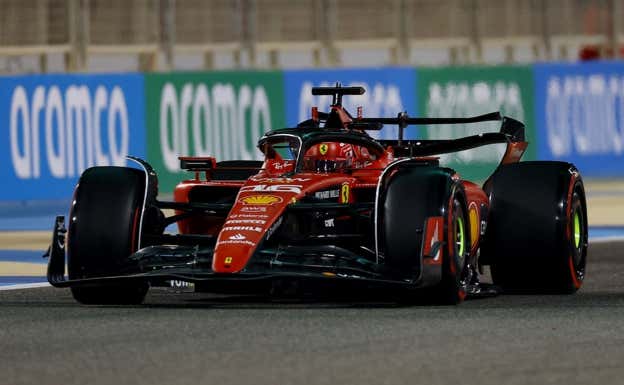 Imagen del alerón trasero abierto de Charles Leclerc durante el uso del DRS. Reuters