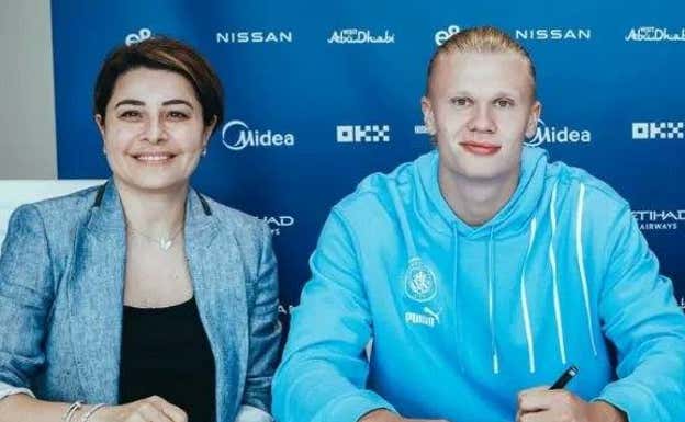 Rafaela Pimienta junto a Erling Haaland.