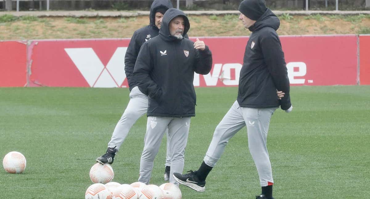 Jorge Sampaoli, junto a sus ayudantes, en el entrenamiento de este miércoles./EFE