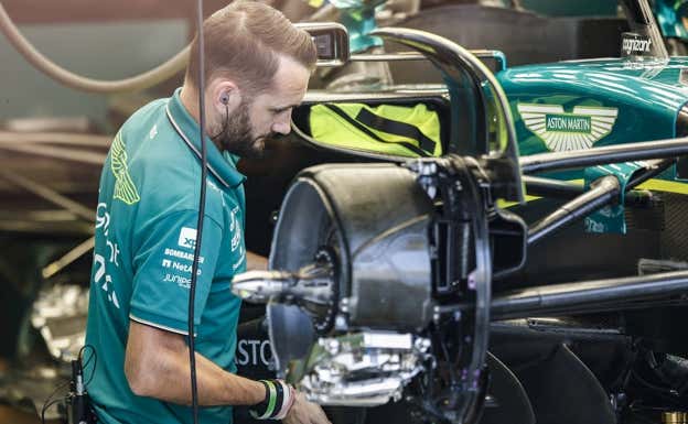 Un mecánico de Aston Martin trabajando en el coche durante los entrenamientos de pretemporada.  EP