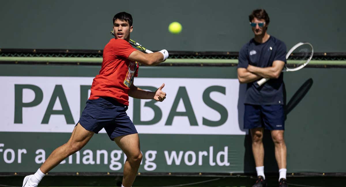 Carlos Alcaraz, durante su primer entrenamiento en Indian Wells tras superar la lesión en la pierna derecha.