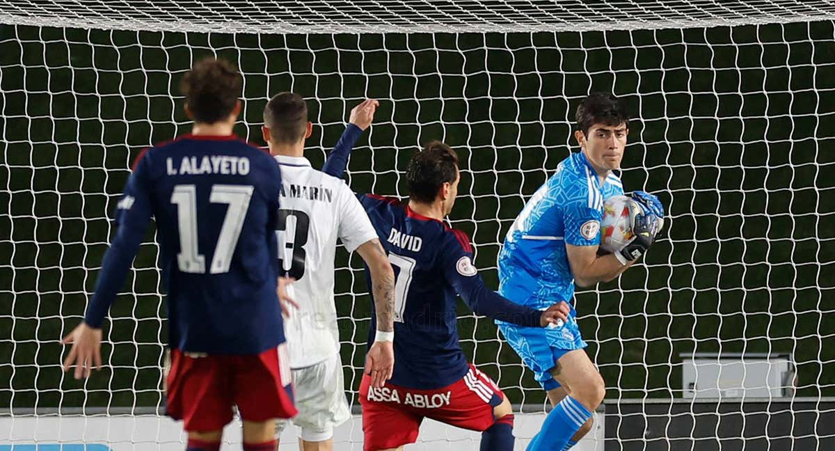 Mario de Luis atrapa el balón en el partido ante el Rayo Majadahonda.
