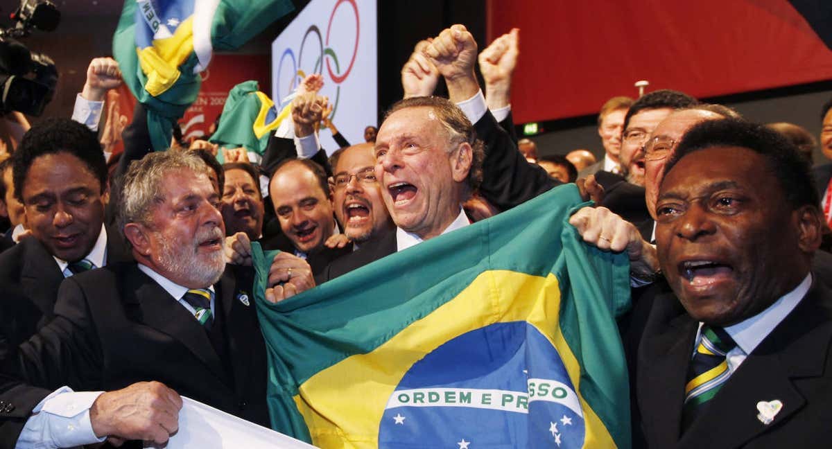 La delegación de Brasil, encabezada por Carlos Nuzman, Lula da Silva y Pelé, celebran la elección de Río en 2009. /Charles Dharapak-Pool/Getty Images