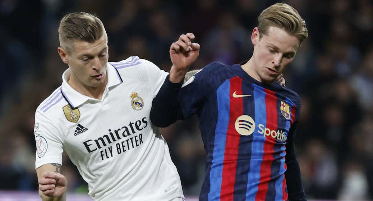 Toni Kroos y Frankie de Jong, dos de los jugadores con más pases progresivos, disputándose el balón./EFE / JUANJO MARTÍN