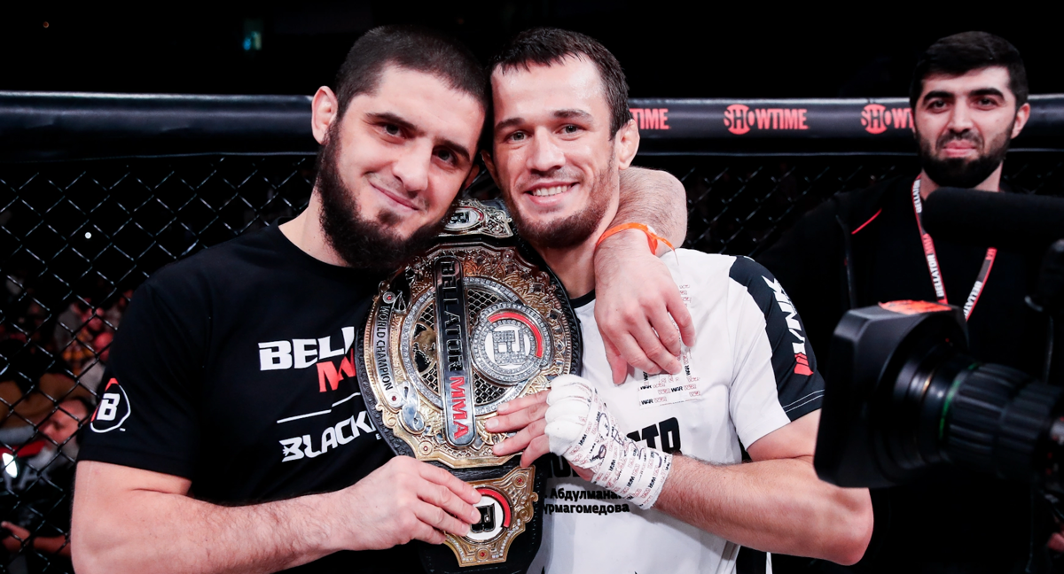 Islam Makhachev y Usman Nurmagomedov posan juntos tras la victoria del segundo en Bellator 292./Bellator MMA