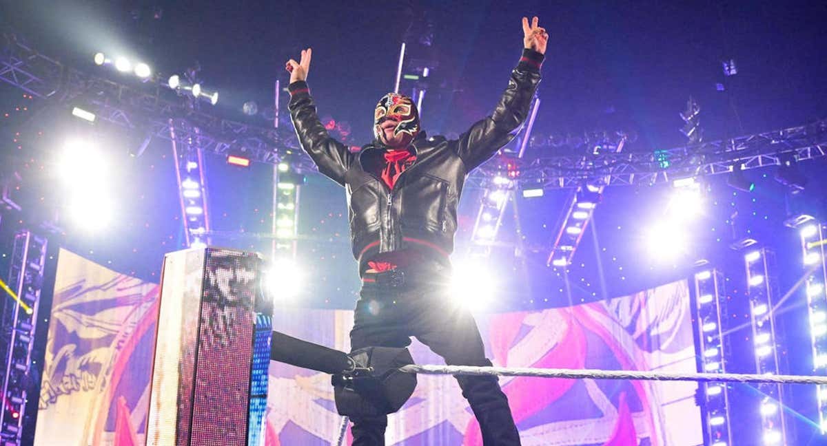 Rey Mysterio saluda al público en SmackDown./WWE