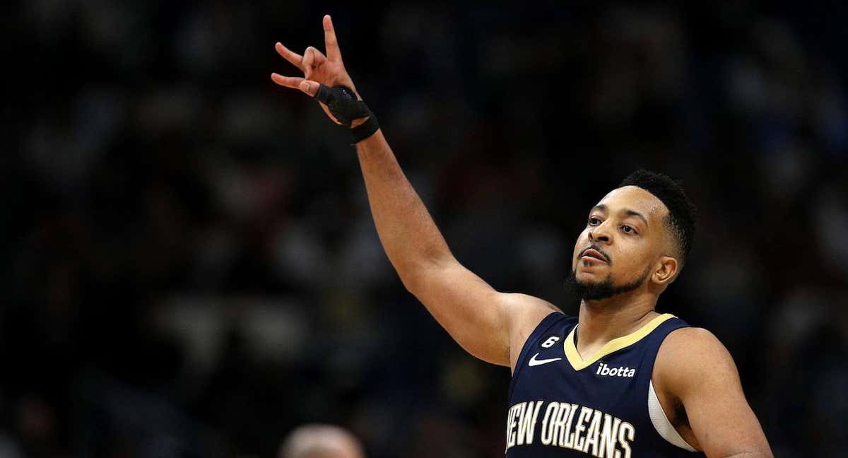 CJ McCollum realiza un gesto durante un partido reciente con los Pelicans.