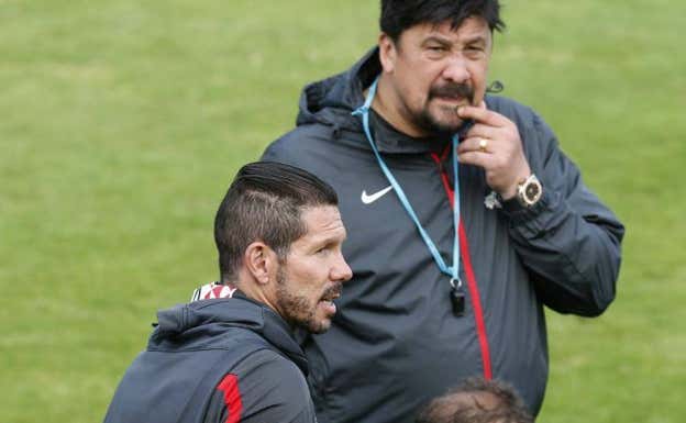 Simeone y 'Mono Burgos', en una imagen de archivo.  EFE