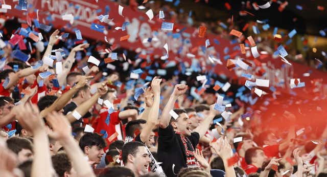 San Mamés estalla antes y después del gol anulado: lluvia de billetes y gritos de «A Segunda»