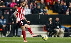 Iñigo Martínez vuelve a San Mamés sin renovar y con prioridad Barça