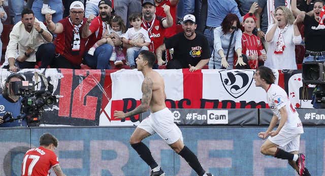 El Sevilla sale del descenso con la alarma aún encendida