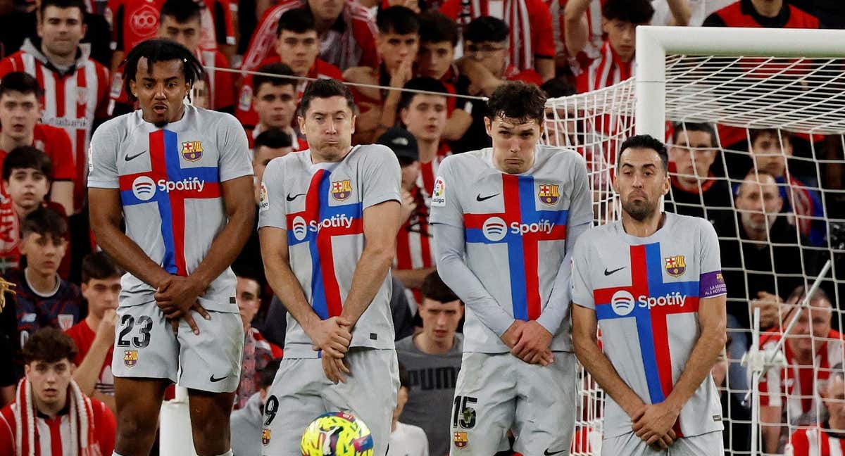 Kounde, Lewandowski, Christensen y Busquets defeienden una falta./Reuters