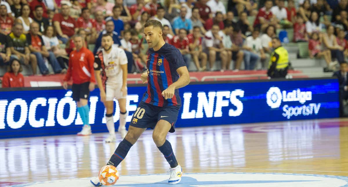 Pito, jugador del FC Barcelona Futsal, controla un balón en un partido ante ElPozo Murcia. /ERNESTO ARADILLA