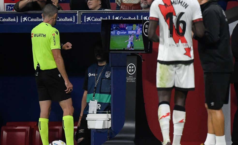 El fútbol español explota contra el VAR: «Ahora pitan siete árbitros«
