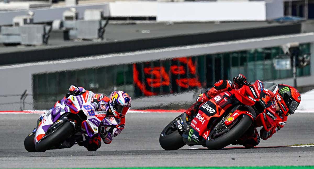 Pecco Bagnaia (Ducati) y Jorge Martín, durante los test de pretemporada en Portimao. /MotoGP