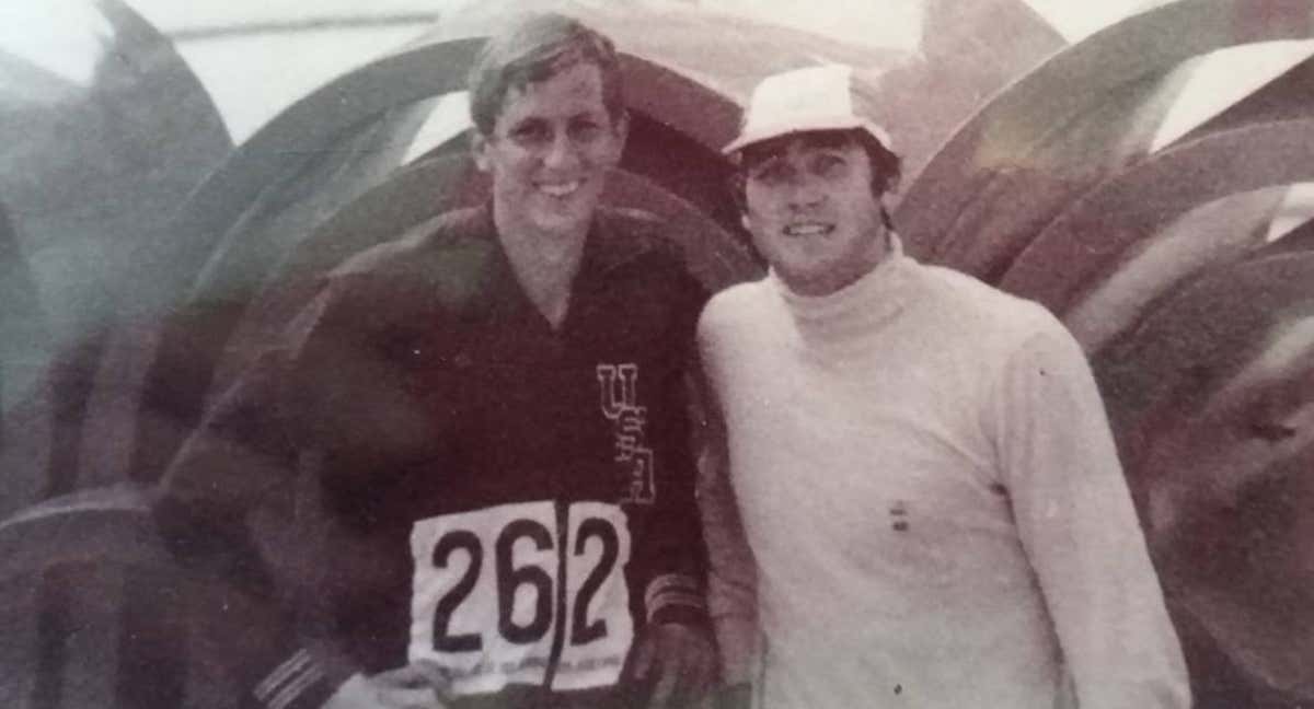 Luis María Garriga (derecha) junto a Dick Fosbury tras la final olímpica de salto de altura, en México '68. /LUIS MARÍA GARRIGA