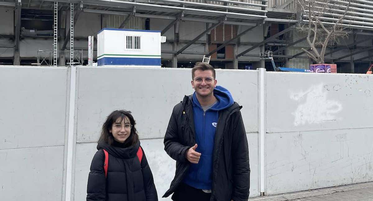 Maribel y Javier, frente al Santiago Bernabéu./RELEVO/RODRA