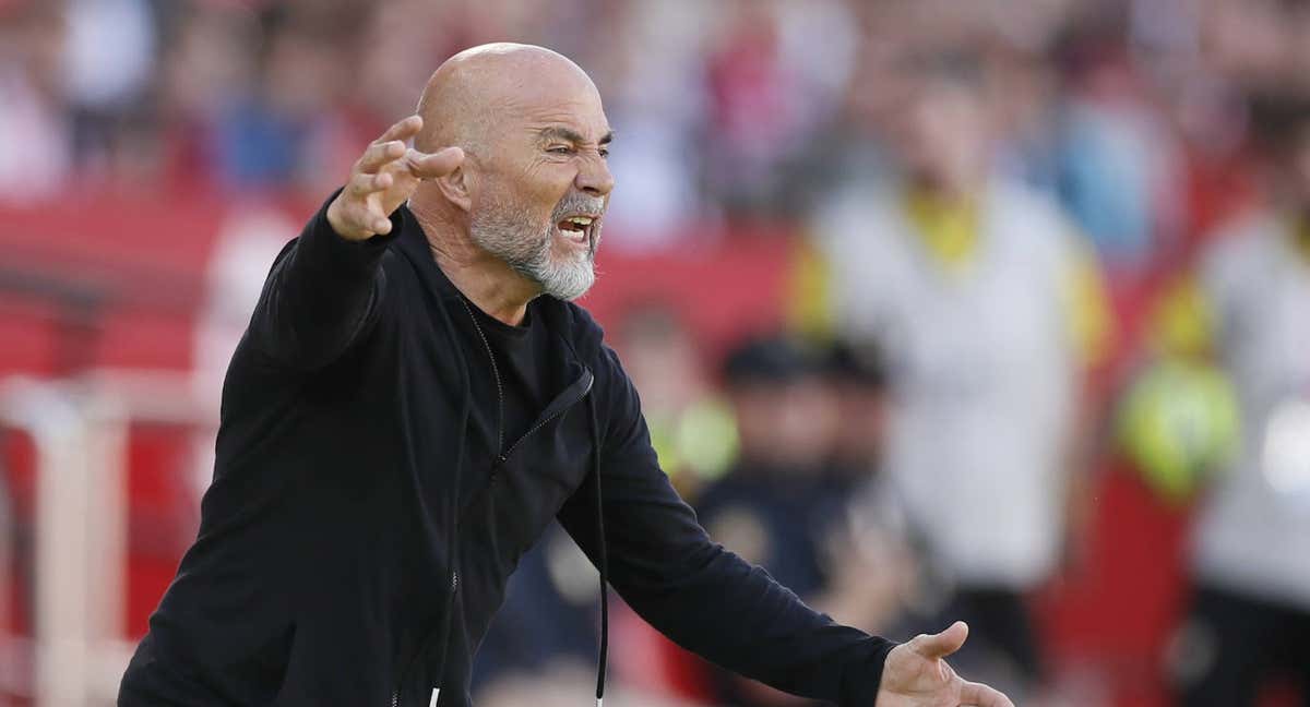 Jorge Sampaoli dando instrucciones ante el Almería.