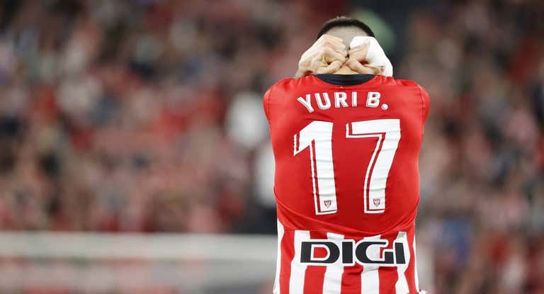 Yuri se lamenta durante el partido ante el Barcelona en San Mamés.