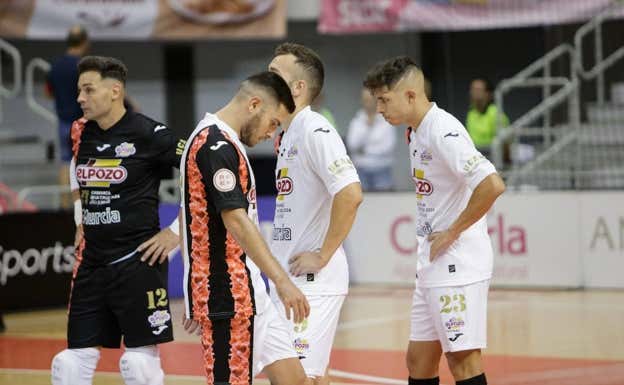 Los jugadores de ElPozo Murcia Costa Cálida lamentan una derrota. PASCU MÉNDEZ/ELPOZO MURCIA FS