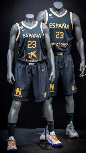 Jorge Garbajosa presenta la camiseta del Centenario y pone en espera su salto a FIBA Europa