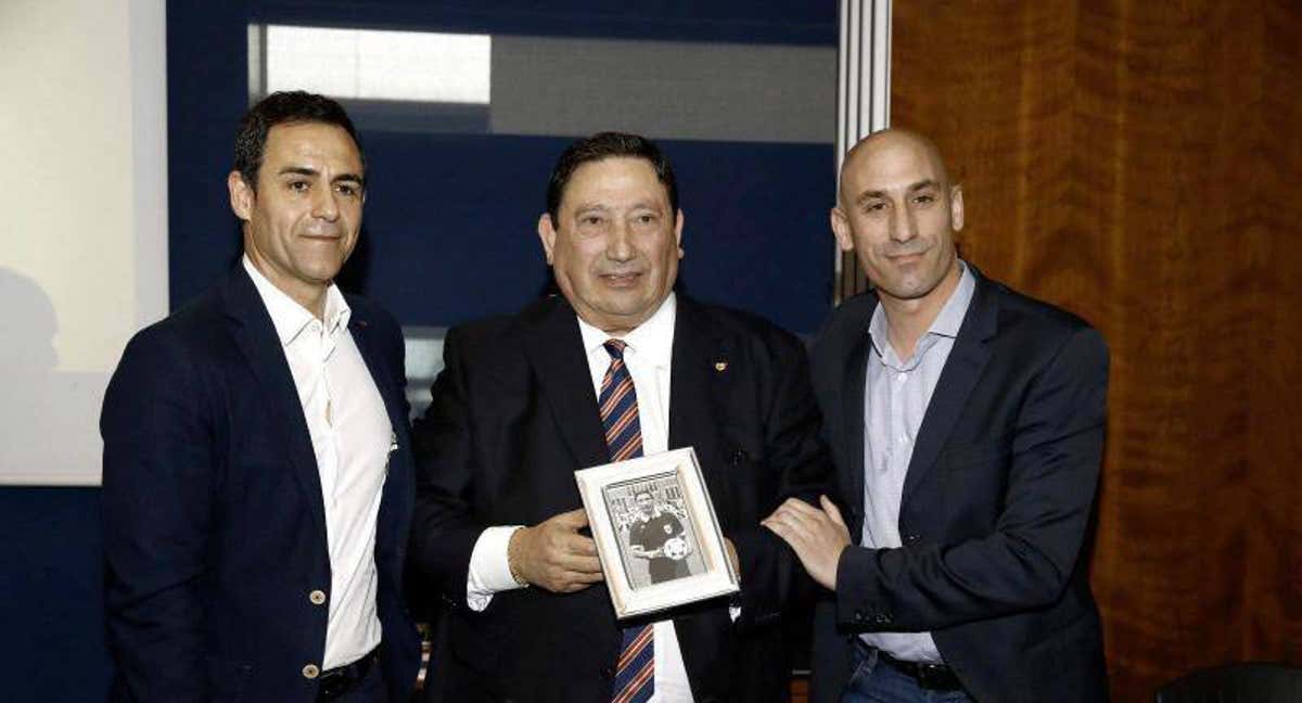 Sánchez Arminio, entre Velasco Carballo y Luis Rubiales en una foto de archivo. /EFE