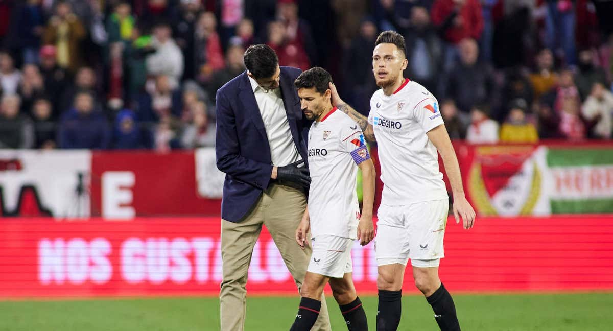 Navas tiene que ser atendido por el médico del Sevilla FC./GETTY