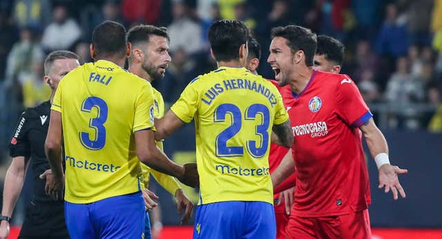 Durísima sanción al Cádiz: 17 partidos entre Iza, Ledesma y dos asistentes