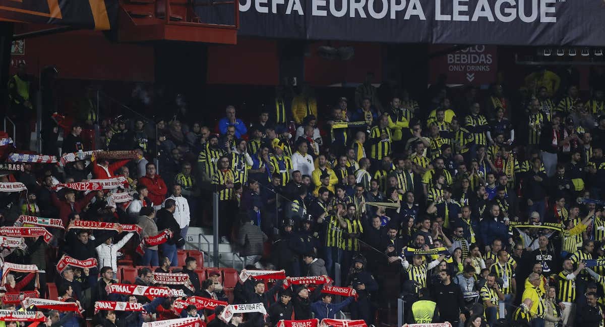 Aficiones de Sevilla y Fenerbahce en el Ramón Sánchez-Pizjuán./EFE