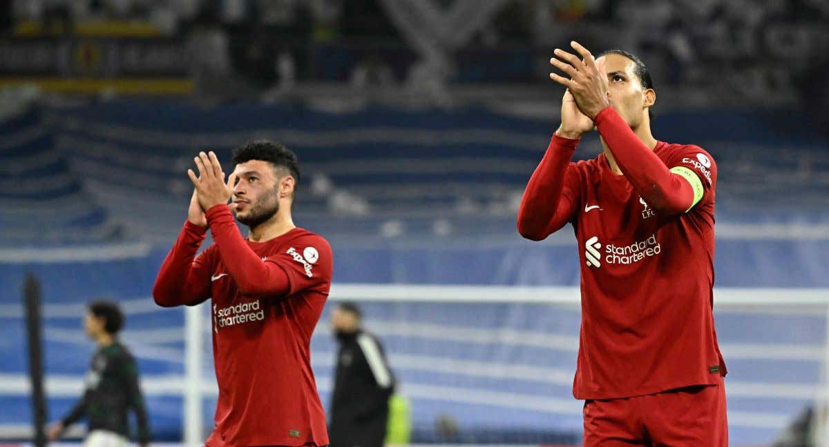 Los jugadores del Liverpool agradecen a su afición en el Bernabéu./AFP