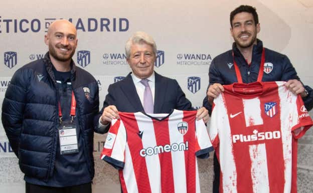 Enrique Cerezo posa con la camiseta del Atlético Ottawa. Atlético de Madrid