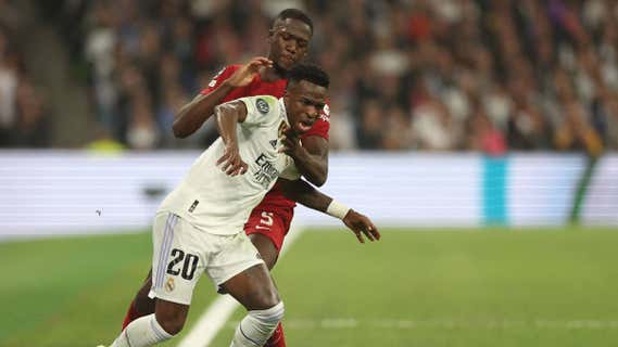 Ibrahima Konate agarra a Vinicius para intentar frenarle. /AFP