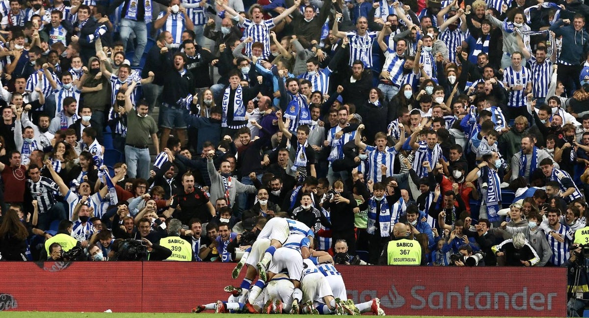 Jugadores y afición celebran un gol en el Reale Arena.