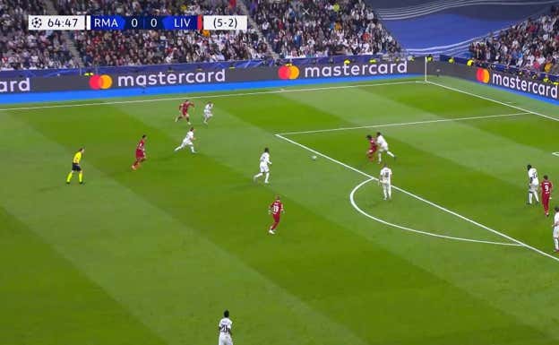 Ante recepción de Arnold en área rival de espaldas, Militao no es que no pierda altura y aguante el choque, sino que expulsa al contrario del campo.