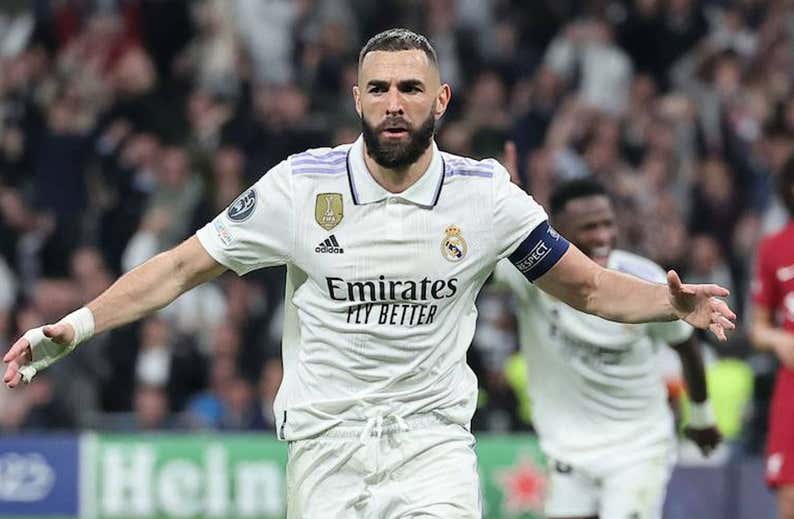 Benzema está en modo Cristiano... también en el vestuario