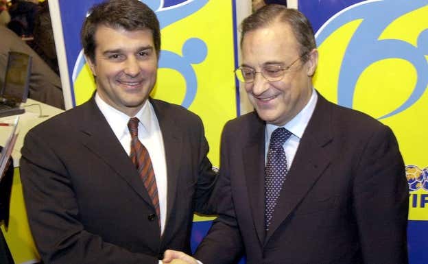 Laporta y Florentino se saludan en la Feria Internacional del Fútbol de Barcelona en 2004. QUAY: EFE / ANDREU DALMAU