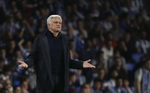 José Mourinho protesta durante el partido en el Real Arena. EFE