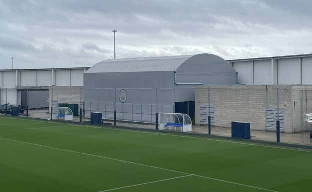 Está construida al lado de un campo de entrenamiento.